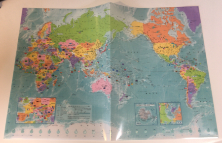 世界地図を印刷したクリアファイル 行政メルカトル A3 Cfam が国名も国旗も分かってすごく便利 なにごとも経験